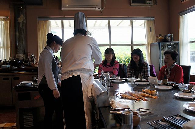 そして、食材は毎日変わるため何が出てくるかは仕入れ次第！なので一品毎に次の食材は○○ですが、食べられますか？と聞いてくれます。もし、嫌いだったり食べられない場合は他のものに変更してもらえますよ！