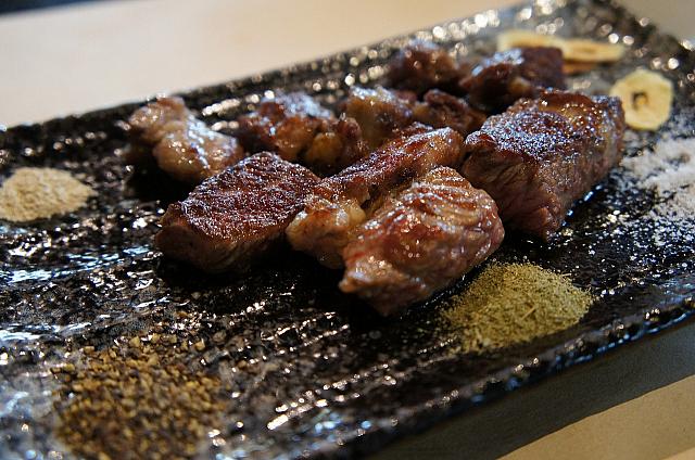 食べやすい大きさに切ってくれ、薬味も色々あるので、色々な味を楽しめます！