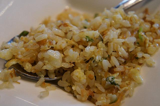 もうお腹いっぱい！という時に最後の締めでチャーハンを♪これはお店自家製のXO醤を使用し作り上げるちょっとピリ辛のチャーハン。さっきあれほどお腹いっぱいになったのに箸が進む～！