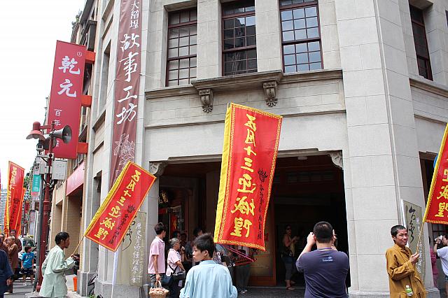 霞海城隍爺の誕生日を記念して、6月1日～8月25日（火曜日休み）、大稻埕故事工坊(迪化街一段44號)では、城隍廟の背景や歴史紹介をしています