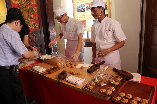 開幕初日のこの日は、平安亀のお菓子の実演もありました