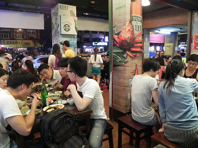 ここ「打咔生猛海鮮」は安くて美味しいと評判の店。アクセスの良さも手伝って、連日お客さんが絶えません！