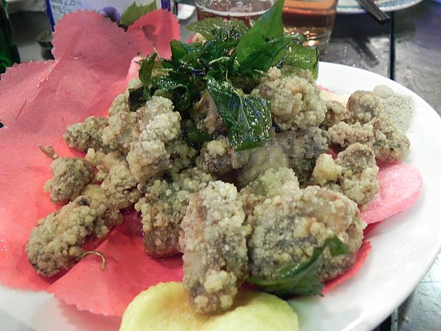 蚵仔酥（100元）。定番のカキフライも美味しい