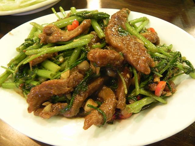 空心菜牛肉（150元）。柔らかい肉とシャキシャキの空心菜が合う～