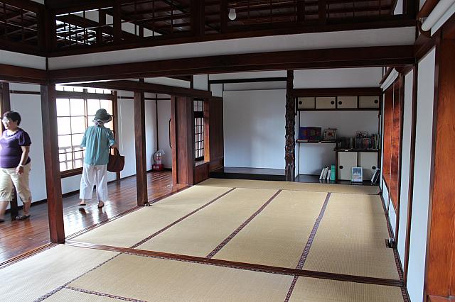 莉莉でマンゴーかき氷を食した後は、お隣で歴史の旅にもトライしてみてくださいね