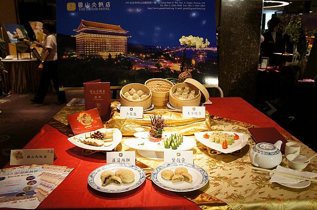圓山大飯店では人気の小籠包、玉翠燒賣、蟹殼黃、蘿蔔絲餅が単品注文の際12％引きになるクーポンがHP上からダウンロードできます！