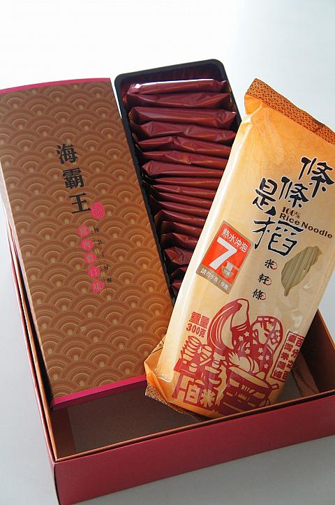 記者会見で配られた海霸王の肉鬆と魚鬆のビスケットと米粉で作られたパスタをセットにして一名様にプレゼントいたします！
