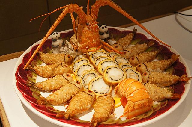 彼は頂廚國宴のオーナーシェフの黃德忠さん。見た目もかわいいお料理でしょ？