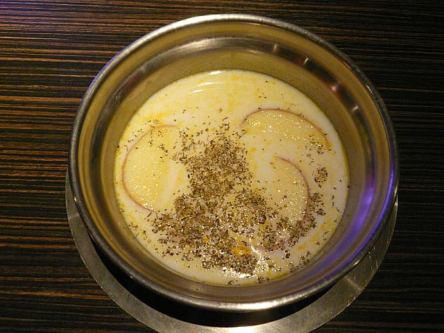 鍋のスープはお好みで選べます。ナビはリンゴベースのスープを選びました。