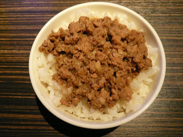 ご飯や麺もお好きなものを選べます。こちらは店長さんイチオシの滷肉飯。