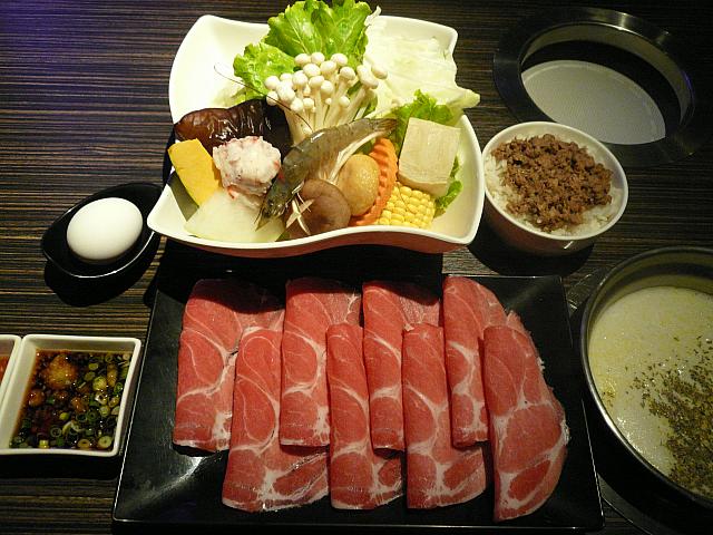 「特大深海黒虎蝦海陸鍋」をチョイス。黄金視好鶏蛋という栄養価の高い卵付きです。