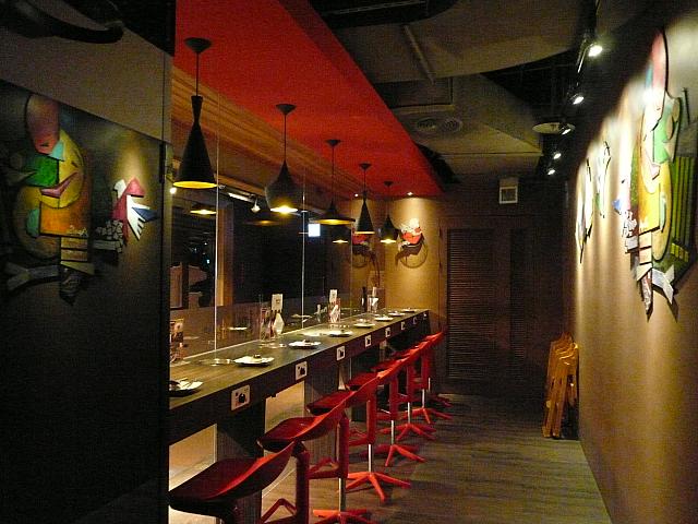 台湾では一人で一つのお鍋を食べるのは定番。カウンター席だってオシャレです。
