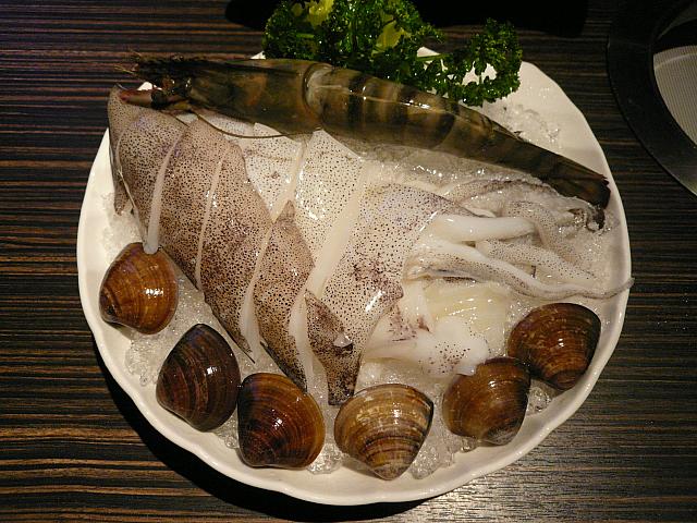 海鮮もこんなに豪華です！イカ、ハマグリ、エビにブラックタイガー！