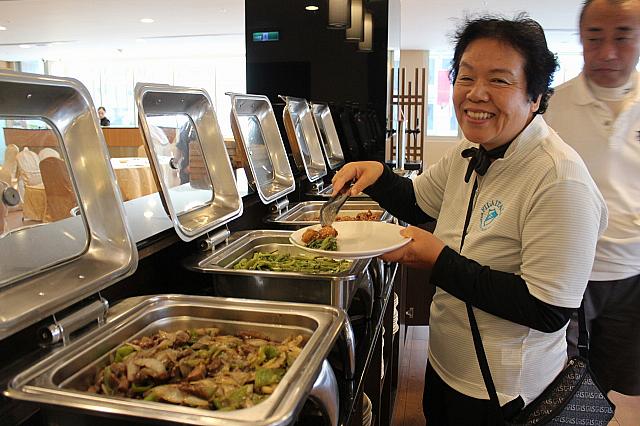 少しお疲れ気味のみなさんでしたが、おいしそうなご飯で笑顔復活！