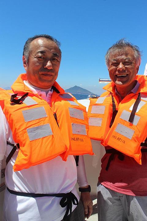 今回のツアーで知り合ったというお2人。亀山をバックにいい笑顔！
