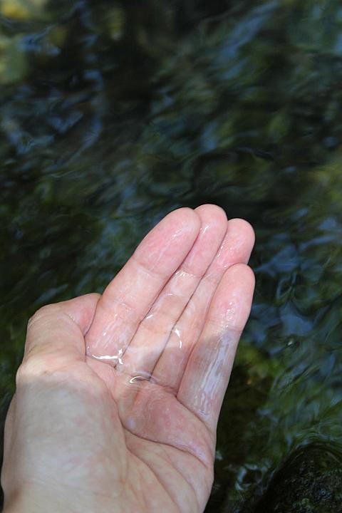 冷たく澄んだ水に癒される～