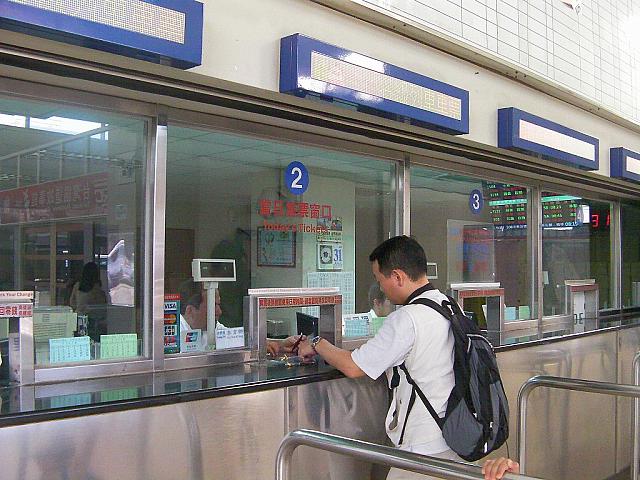 高雄駅の窓口で切符を購入。