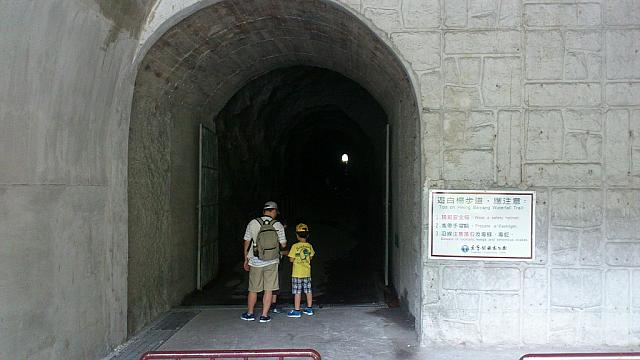 白楊歩道の入り口。行こうか？行くまいか？さあ、勇気を出して！