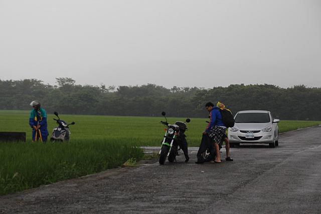皆、雨合羽を着始めています