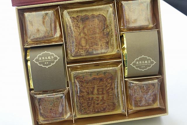 コスモスホテルの月餅には凍頂烏龍茶がセットになっていました！台湾茶と月餅っていうのはいいですね～
