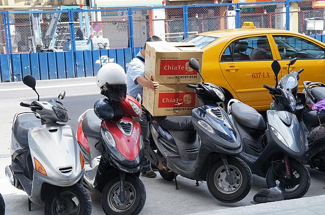 大量買いした際には車で運ぶのが常なのですが、この方はまさか・・・