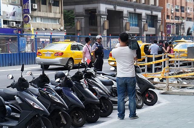 交通整備していた警官！自由すぎる！！