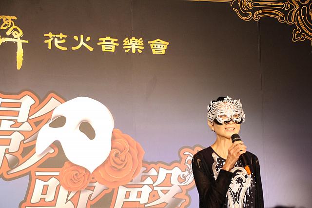 司会者もマスクでご登場