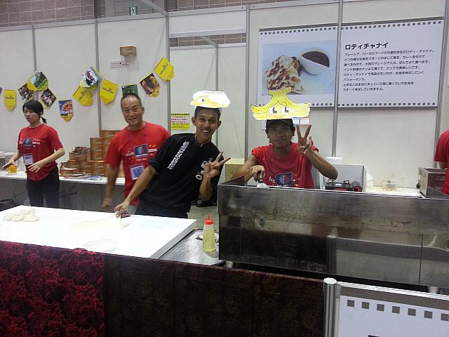 ナビたちの向かいにいたマレーカレーのお店、漫画家のおがたちえさんが持ってきてくれた、手作りのナビキャラのナビくんとバナナちゃんのお面がお気に入り♪