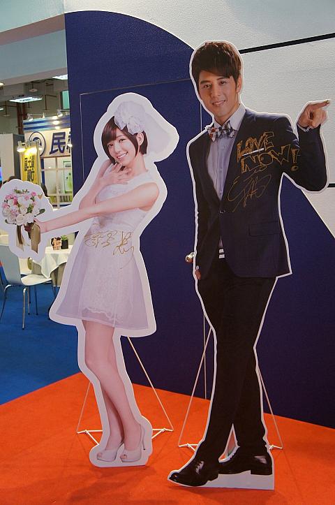 今回の会見は台湾のテレビマーケット「2013　台北電視節」の会場で行われました。会場には台湾電視、三立、八大などたくさんのテレビ局・製作会社のブースがありました。三立のブースの前にはこんな看板が。