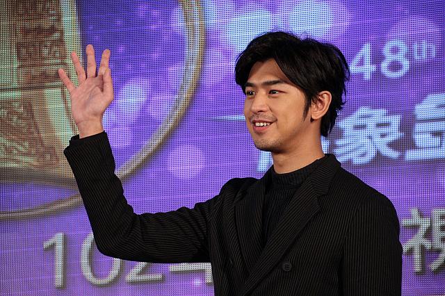 チェン・ボーリンはシックなスーツで。ボーリンの笑顔はいつ見ても癒やされます。