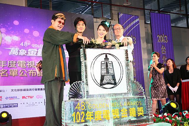 ノミネートリスト発表の後は、氷のモニュメントが登場！今年の金鐘賞のテーマカラーが紫ということにちなんで、赤ワインが注がれました。使用したワイン数、なんと8瓶！