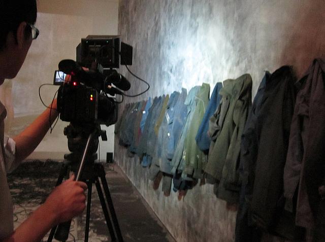 公共施設や工場の廃屋に、そこにまつわる実際のできごとを絵にして描くという作家、高俊宏さん。