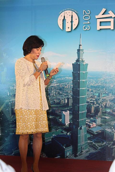 台北101の宋文琪社長は、挨拶の冒頭に用意した日本語の文章を流暢に読み上げ、「台北101に東京スカイツリーの写真が飾られているなんて、お客さんの喜ぶ顔が浮かんで楽しみです」と期待を寄せていました