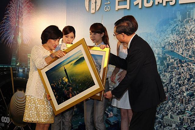 両タワーの写真を交換し…