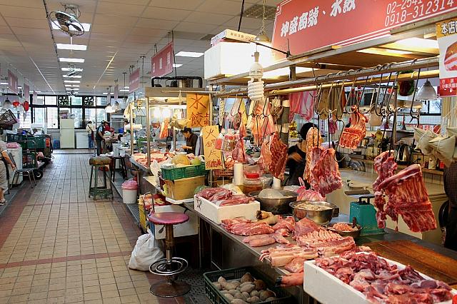 ここから先はお肉屋さんが並びます。