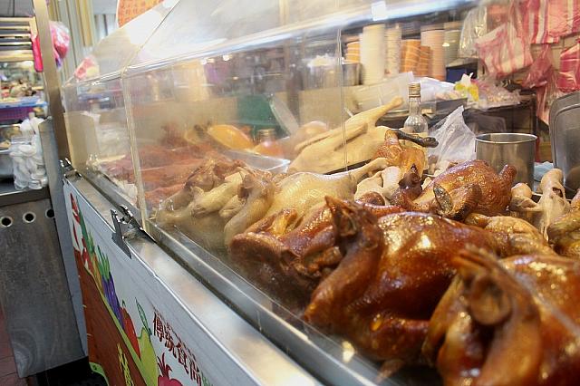 鶏はくちばしや鶏冠を残した状態で並べられています。<br>いい色に焼きあがっています♪