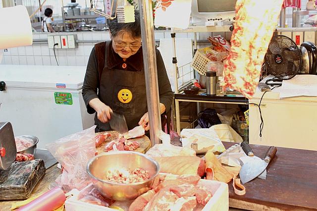 かわいらしいおばあちゃんが<br>かわいらしいエプロンをして<br>手際よく豚肉を捌きます。