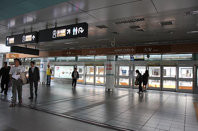 文湖線は地上にあります。