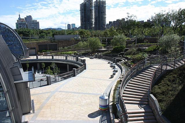 上から見ると段差のある庭になっています。そして中央の通路のすぐ横が大安森林公園です。
