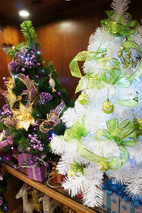 特にこのお店は一年中クリスマスの飾り付けを売っているらしいのです☆