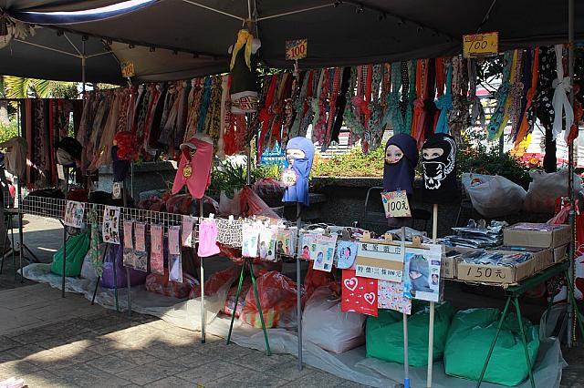 ちょっとした露店があったり