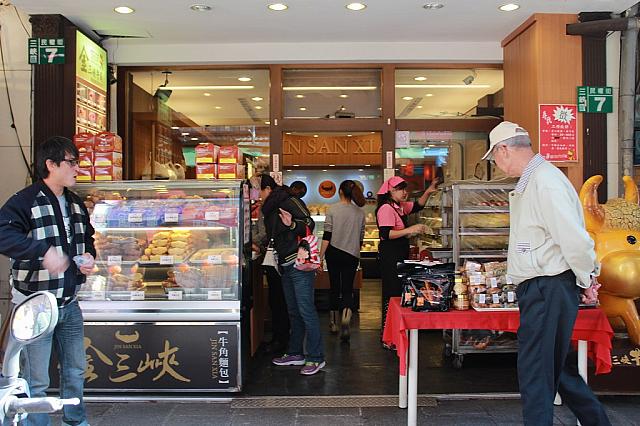 金牛角以外にもパンやパイナップルケーキなども売っています