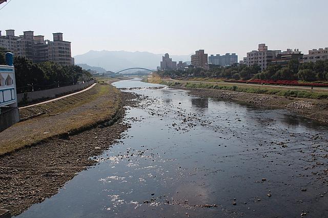 河の水は