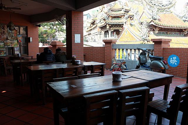 テラスだと清水厳祖師廟を見ながらごはんが食べられます！