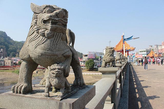 獅子がたくさん並んでいます