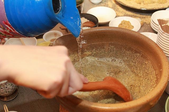 お湯を加えて…