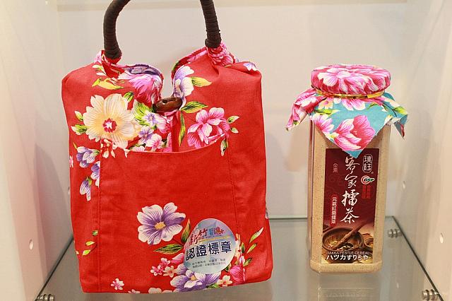 花布に入れられた擂茶も