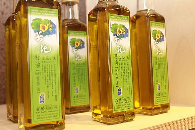 これは苦茶油。苦茶樹の実から作られています