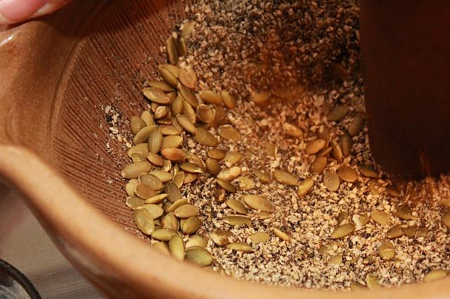1つ擂り終わったらどんどん他の穀物を入れます