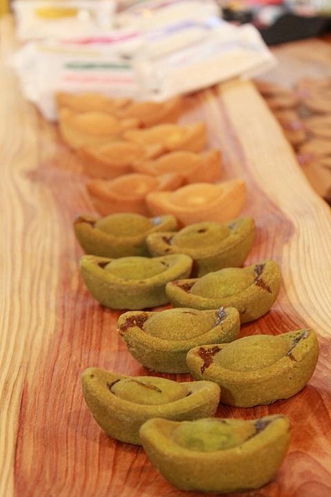 元宝の形をした縁起もいいお菓子は新作！